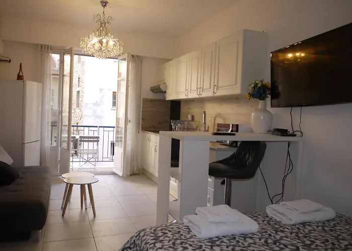 Beach - A Modern Studio Flat In Central Nice
